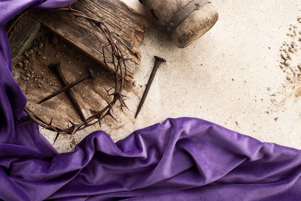 Kreuzigung Jesu Christi. Kreuz mit drei Nägeln und Dornenkrone auf dem Boden — Stockfoto