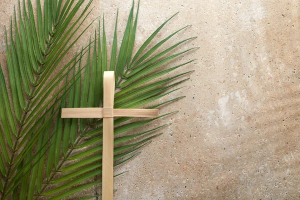 Cruz de palma y hojas de palma. Concepto de Domingo de Ramos y Día de Pascua. — Foto de Stock
