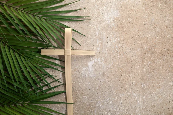 Croce di palma e foglie di palma. Domenica delle Palme e concetto del giorno di Pasqua. — Foto Stock