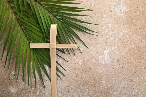 Cruz de palma e folhas de palma. Conceito de Domingo de Ramos e Páscoa. — Fotografia de Stock