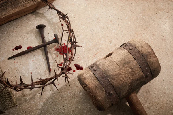 Crucifixión de Jesucristo. Cruz de madera con clavos y corona de espinas sobre fondo de piedra —  Fotos de Stock