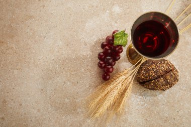Paskalya Komünyonu Şarap ve ekmek kadehiyle