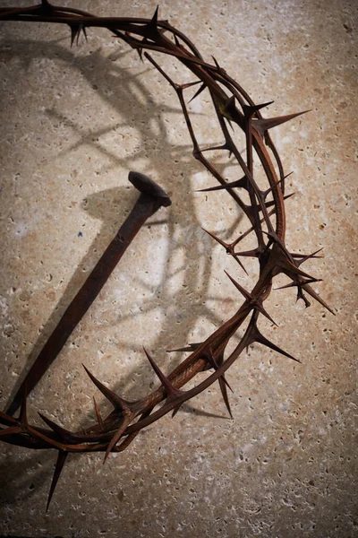 Concepto de Pascua. Corona de espinas con clavo sobre un fondo de piedra. —  Fotos de Stock