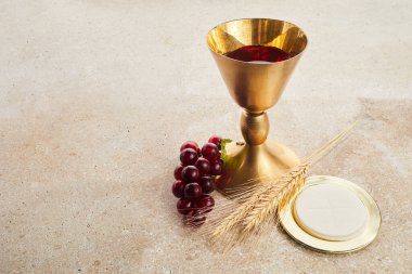 Paskalya Komünyonu Şarap ve ekmek kadehiyle