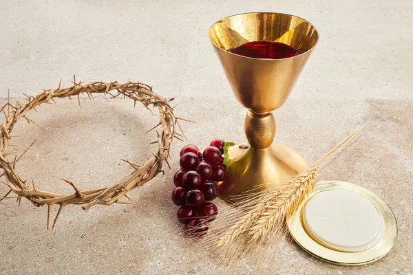 复活节圣餐还有酒和面包的圣杯 — 图库照片