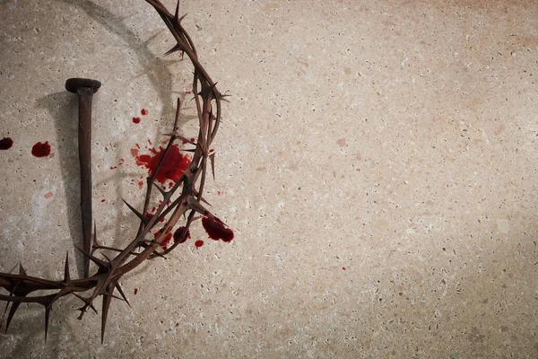 Velikonoční koncept. Trnová koruna s hřebíky a kapkami krve na kamenném pozadí. — Stock fotografie