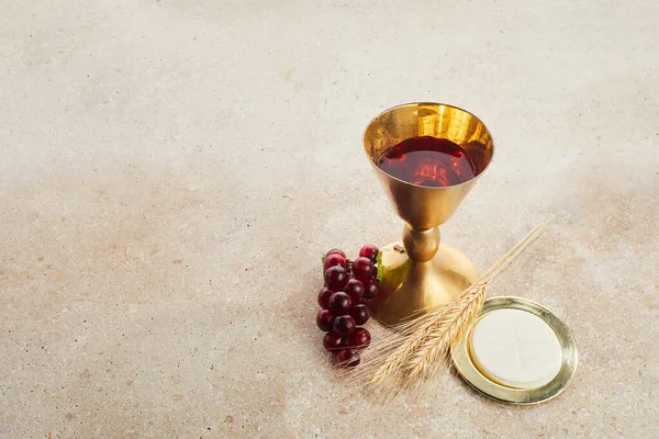 Velikonoční přijímání zátiší s kalichem vína a chleba — Stock fotografie