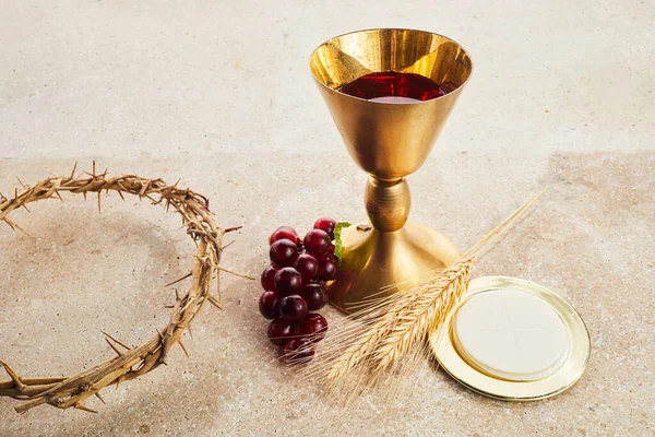 Osterkommunion Stillleben mit Kelch aus Wein und Brot — Stockfoto