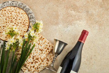 Pesah kutlaması konsepti, Yahudi bayramı. Matzah ve kırmızı koşer. Geleneksel Yahudi ekmeği taşlı arka planda