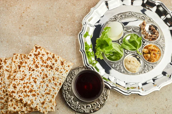 Пасхальна тарілка Седера з традиційною їжею на кам'яному фоні — стокове фото