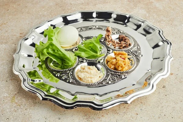 Пасхальна тарілка Седера з традиційною їжею на кам'яному фоні — стокове фото