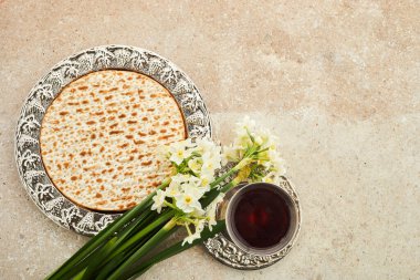 Pesah kutlaması konsepti, Yahudi bayramı. Matzah ve kırmızı koşer. Geleneksel Yahudi ekmeği taşlı arka planda