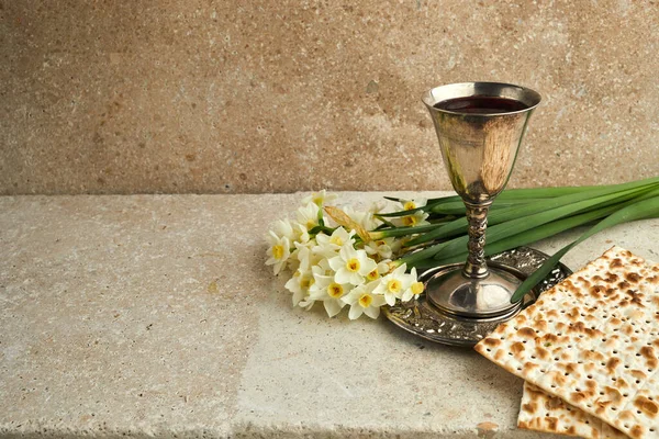 Святкування Пези, свято "Пасхи джаз". Маца и красный кошер. Традиційний ритуальний єврейський хліб на камені. — стокове фото
