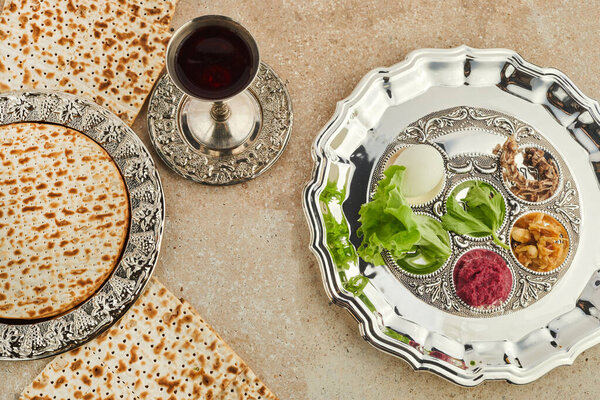 Пасхальная тарелка Седер с традиционными блюдами на фоне камня