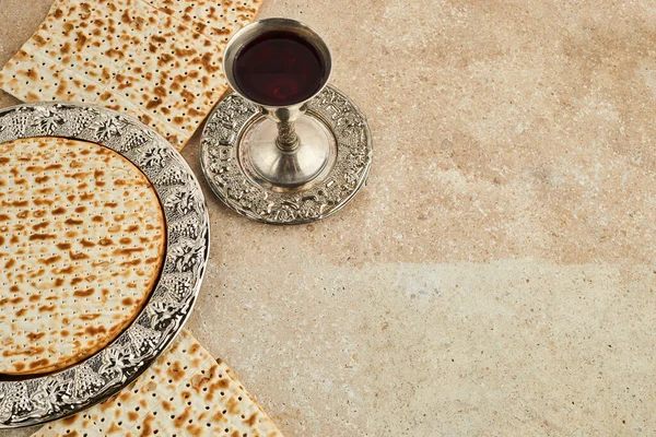 ペサお祝いの概念は、ユダヤ人過越の休日。マツァと赤コーシャ。トラバーチン石の背景に伝統的な儀式ユダヤパン — ストック写真