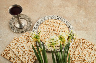 Pesah kutlaması konsepti, Yahudi bayramı. Matzah ve kırmızı koşer. Geleneksel Yahudi ekmeği taşlı arka planda