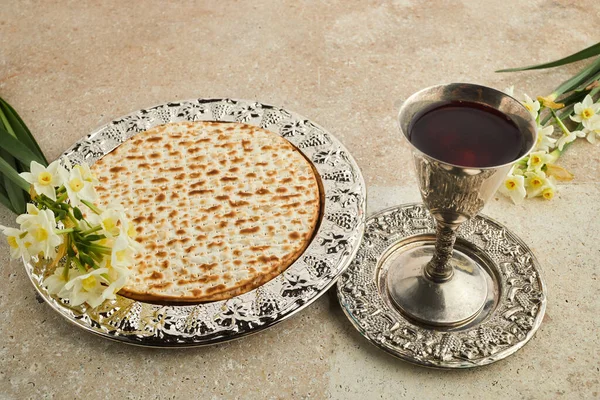 Святкування Пези, свято "Пасхи джаз". Маца и красный кошер. Традиційний ритуальний єврейський хліб на камені. — стокове фото