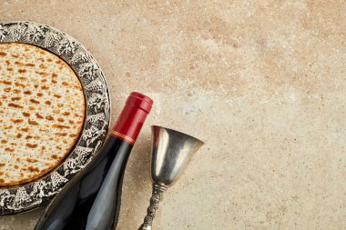 Pesah kutlaması konsepti, Yahudi bayramı. Matzah ve kırmızı koşer. Geleneksel Yahudi ekmeği taşlı arka planda