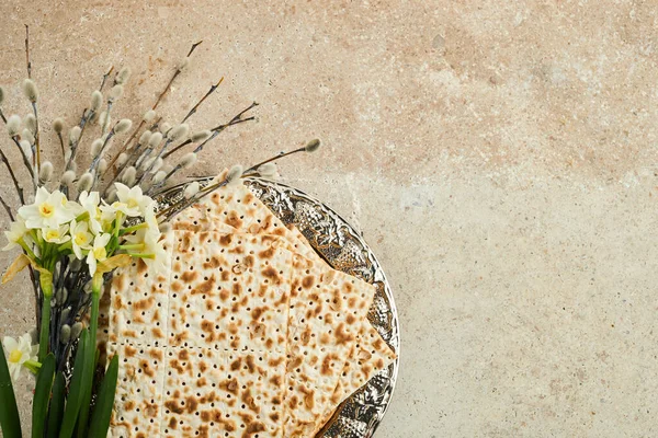 ペサお祝いの概念は、ユダヤ人過越の休日。トラバーチン石の背景に伝統的な儀式ユダヤパン — ストック写真