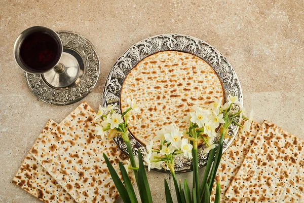 ペサお祝いの概念は、ユダヤ人過越の休日。マツァと赤コーシャ。トラバーチン石の背景に伝統的な儀式ユダヤパン — ストック写真