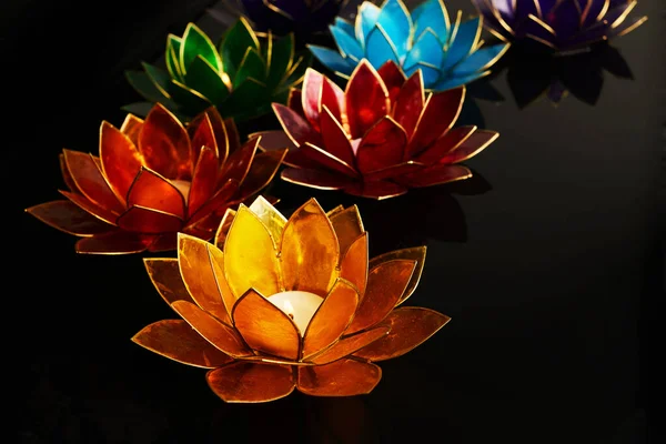 Vesak Günü 'nüz kutlu olsun Buda Purnima Arkaplanı. Vesak Günü kutlamaları sırasında mumlar.