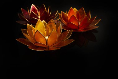 Vesak Günü 'nüz kutlu olsun Buda Purnima Arkaplanı. Vesak Günü kutlamaları sırasında mumlar.