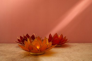 Vesak Günü 'nüz kutlu olsun Buda Purnima Arkaplanı. Vesak Günü kutlamaları sırasında mumlar.