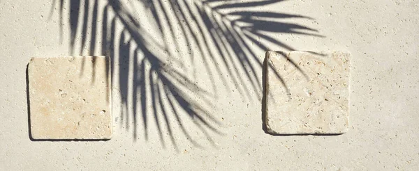 Travertin kő kijelző lapos feküdt dobogó travertin kő háttér és pálmafa árnyék. Termékreklám Kozmetikai bemutató. — Stock Fotó