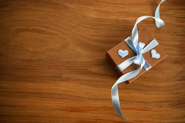 Feliz Día del Padre. Prasent caja sobre fondo de madera rústica. Tarjeta de felicitación del Día de los Padres, espacio de copia para texto —  Fotos de Stock