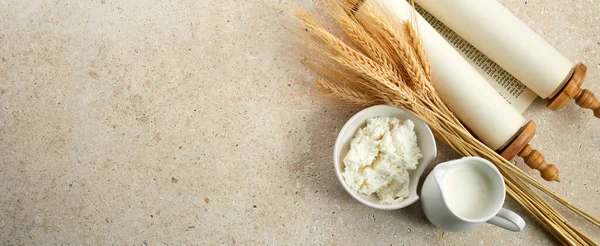 Yahudi Tatil Shavuot 'u kutlamak için kosher süt ürünü. Shavuot yatıyordu