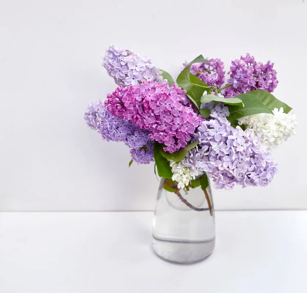 Lilac Bloemen Boeket Glazen Vaas Witte Achtergrond — Stockfoto
