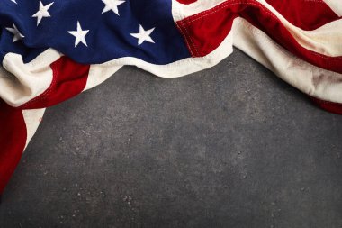 Anma Günü veya 4 Temmuz için Amerikan bayrağı. Koyu Arkaplanda Amerikan Bayrağı.