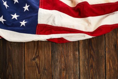 Anma Günü veya 4 Temmuz için Amerikan bayrağı. Koyu Ahşap Arkaplanda Amerikan Bayrağı.