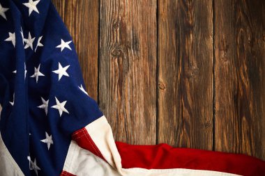 Anma Günü veya 4 Temmuz için Amerikan bayrağı. Koyu Ahşap Arkaplanda Amerikan Bayrağı.