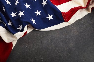 Anma Günü veya 4 Temmuz için Amerikan bayrağı. Koyu Arkaplanda Amerikan Bayrağı.