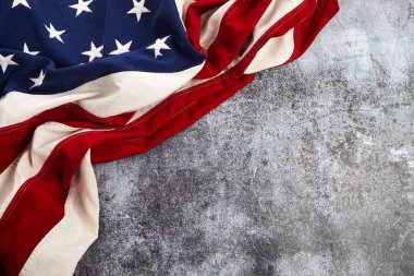 Anma Günü veya 4 Temmuz için Amerikan bayrağı. Koyu Arkaplanda Amerikan Bayrağı.