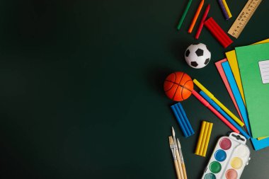 karatahta chool malzemeleri, metin için boşluk ile düz yatıyordu.