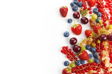 Beyaz arka planda çeşitli taze yaz meyveleri çerçevesi. Üst görünüm.