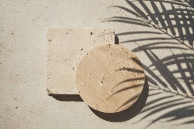 Travertine Taşı, travertin taşından arka planda ve palmiye gölgesinde düz bir podyum sergiliyordu. Ürün tanıtımı Güzellik kozmetik vitrini