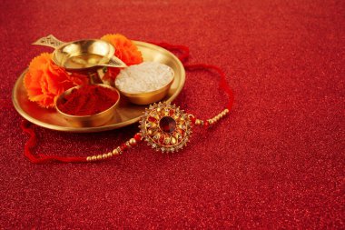 Hint festivali Raksha Bandhan ile bileklik Rakhi, Rice Grains ve Kumkum