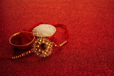 Hint festivali Raksha Bandhan ile bileklik Rakhi, Rice Grains ve Kumkum