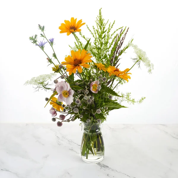 Красивий Букет Польових Квітів Білому — стокове фото
