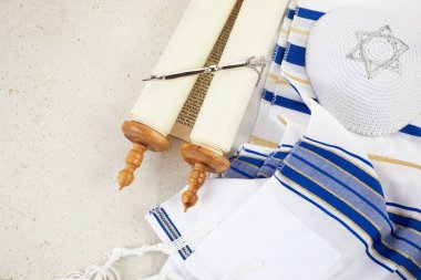 Tevrat 'ı taklit et. Torah parşömenli Yahudi dua kitabı, dua şalı Ortodoks dini sembolleri