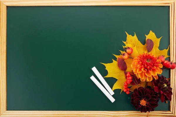 Yeşil Karatahta Çiçekli Kompozisyon Metin Için Boşluk Öğretmenler Günü — Stok fotoğraf