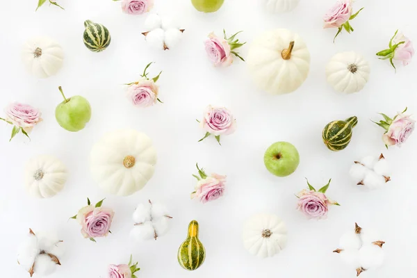 Herfstcompositie Pompoenen Bloemen Appels Witte Ondergrond Herfst Herfst Thanksgiving Dag — Stockfoto