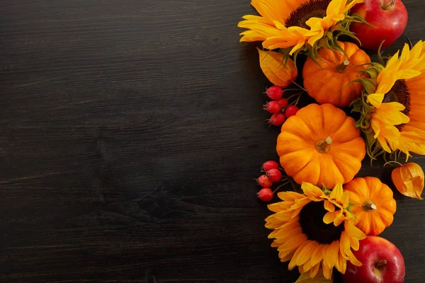 南瓜和向日葵覆盖在带有复制空间的旧木制背景上 秋季背景装饰 — 图库照片