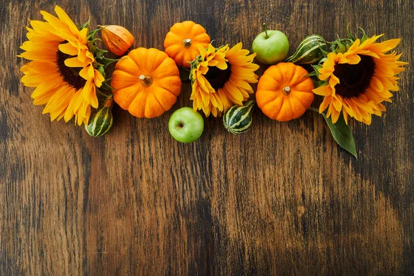 南瓜和向日葵覆盖在带有复制空间的旧木制背景上 秋季背景装饰 — 图库照片