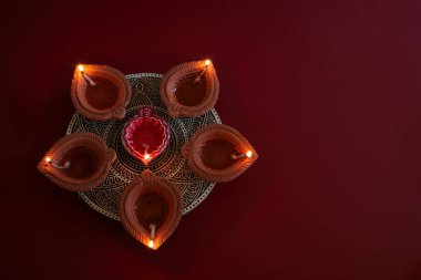 Mutlu bayramlar. Diwali festve kutlaması sırasında Diya lambaları yandı.