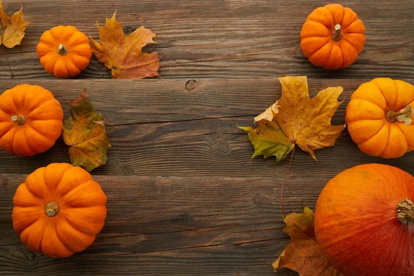 Calabazas Con Hojas Otoño Escaleras Madera Vista Superior — Foto de Stock