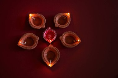 Mutlu bayramlar. Diwali festve kutlaması sırasında Diya lambaları yandı.